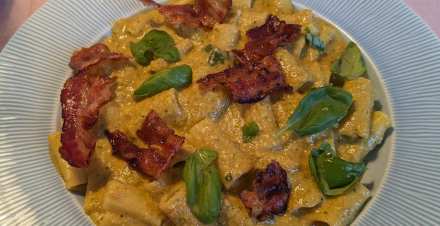 Pasta med morotspesto och bacon