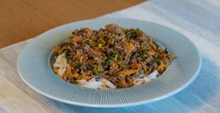 Thailändsk köttfärssås med nudlar